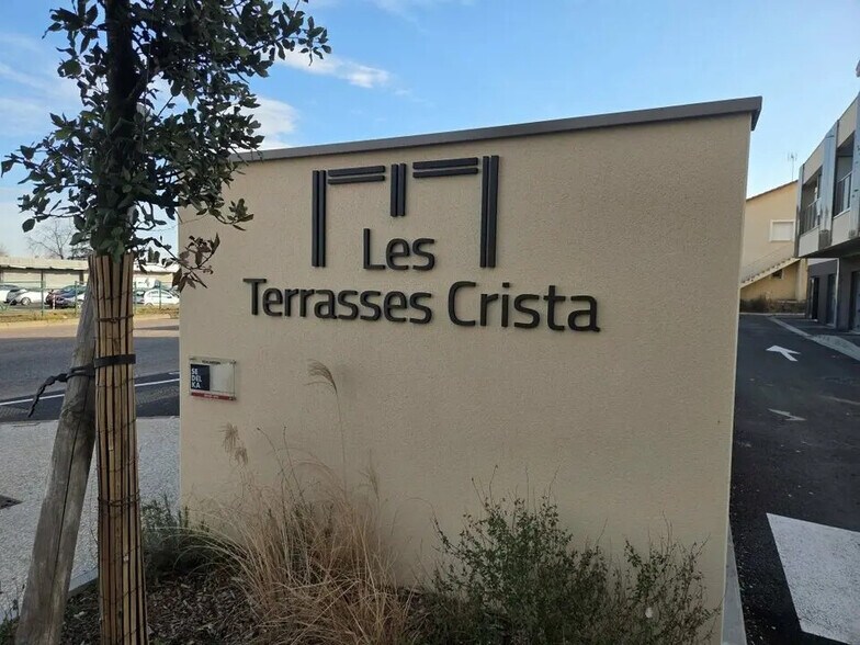 Local commercial dans Saint-Bonnet-de-Mure à vendre - Photo de l’immeuble – Image 2 sur 8