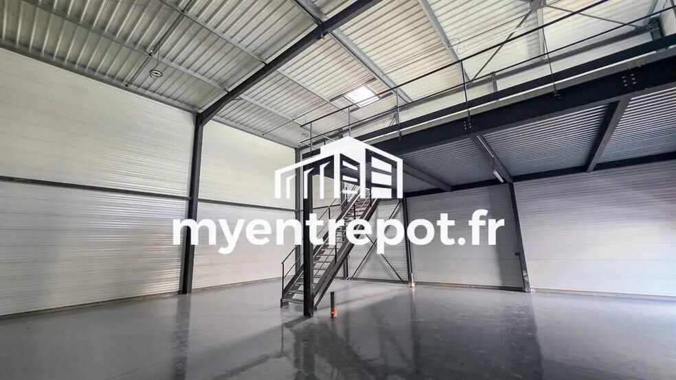 Local d’activités dans Signes à louer - Photo de l’immeuble – Image 3 sur 7