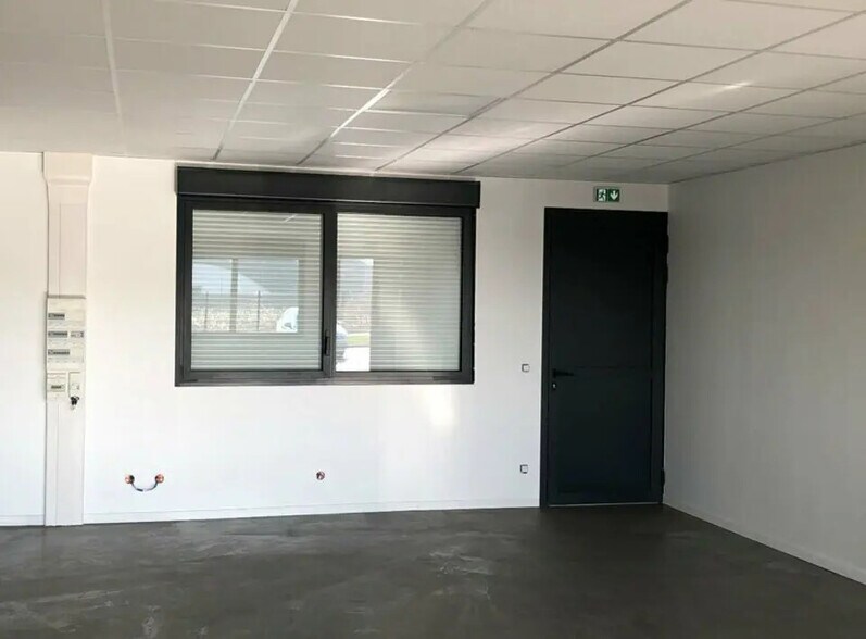 Bureau dans Coquelles à louer - Photo de l’immeuble – Image 3 sur 5