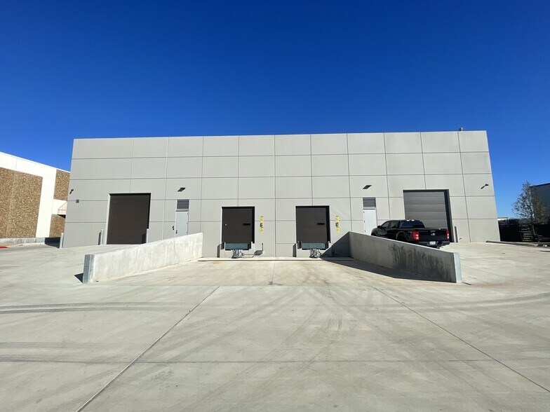 2052 McKenzie Dr, Carrollton, TX à louer - Photo de l’immeuble – Image 2 sur 5