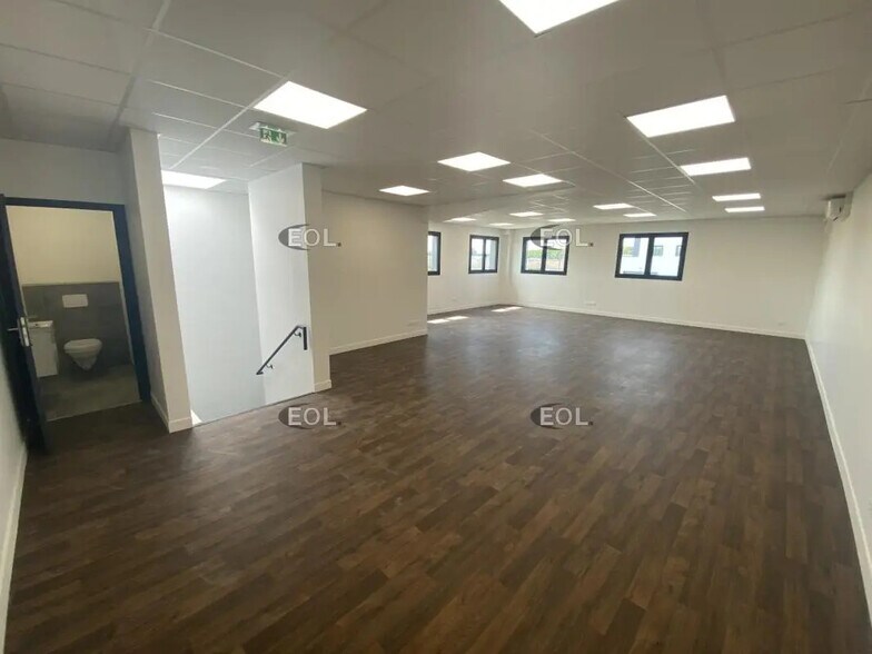 Local d’activités dans Coignières à louer - Photo de l’immeuble – Image 3 sur 5