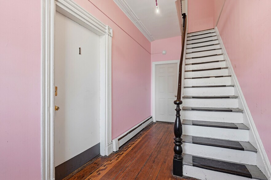 203 Grand St, Newburgh, NY à vendre - Photo intérieure – Image 3 sur 22