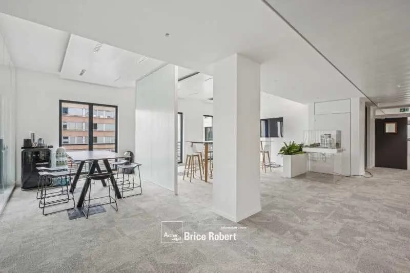 Local d’activités dans Lyon à louer - Photo de l’immeuble – Image 3 sur 32