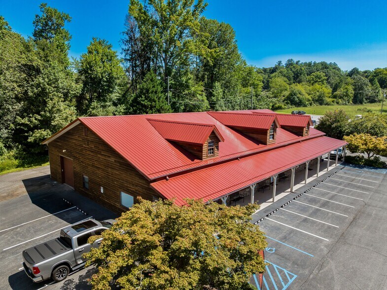 271 Old Barn Rd, Hendersonville, NC à vendre - Photo de l’immeuble – Image 2 sur 50