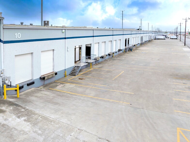 5810-5922 Business Park, San Antonio, TX à louer - Photo de l’immeuble – Image 1 sur 6