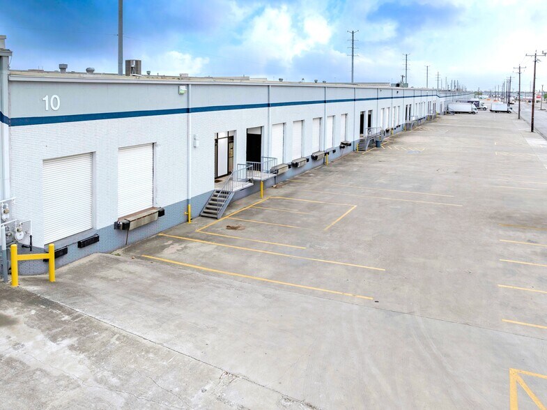 5810-5922 Business Park, San Antonio, TX à louer - Photo principale – Image 1 sur 6