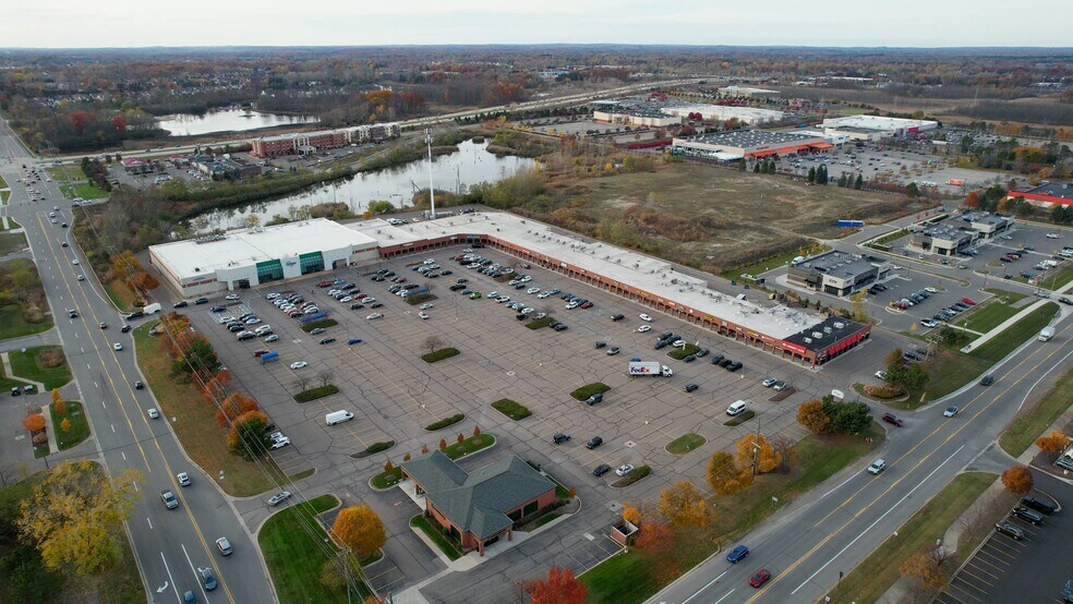 39440-39900 W 14 Mile Rd, Walled Lake, MI à louer - Vidéo sur l’annonce professionnelle – Image 2 sur 14