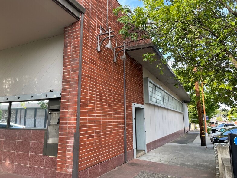 1810 Market St, Redding, CA à louer - Photo de l’immeuble – Image 3 sur 11