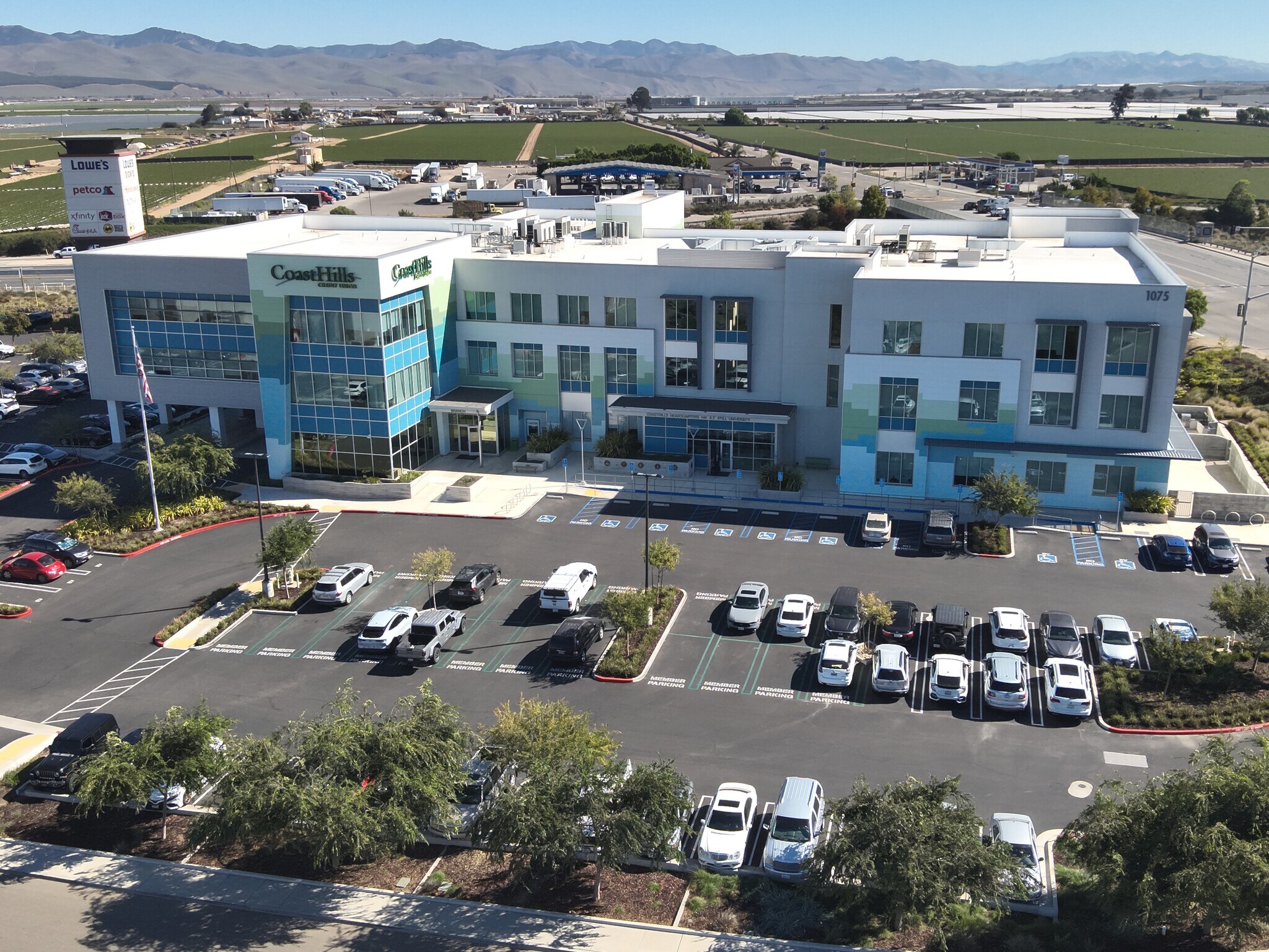 1075 E Betteravia Rd, Santa Maria, CA à louer Photo de l’immeuble– Image 1 sur 18