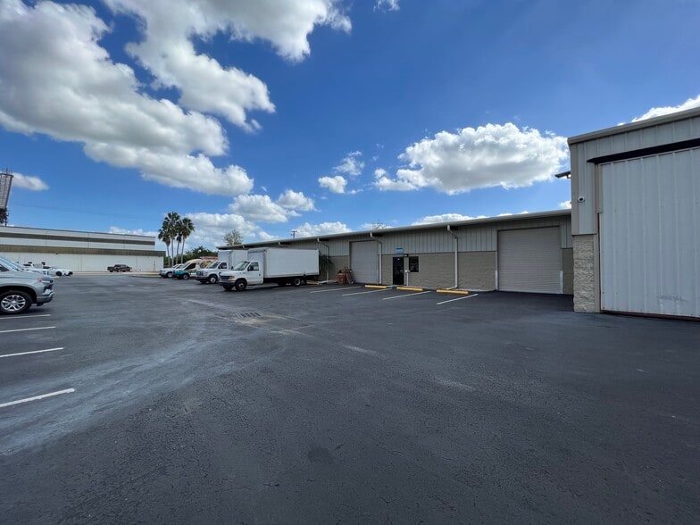7604 Industrial Ln, Tampa, FL à louer - Photo de l’immeuble – Image 3 sur 3
