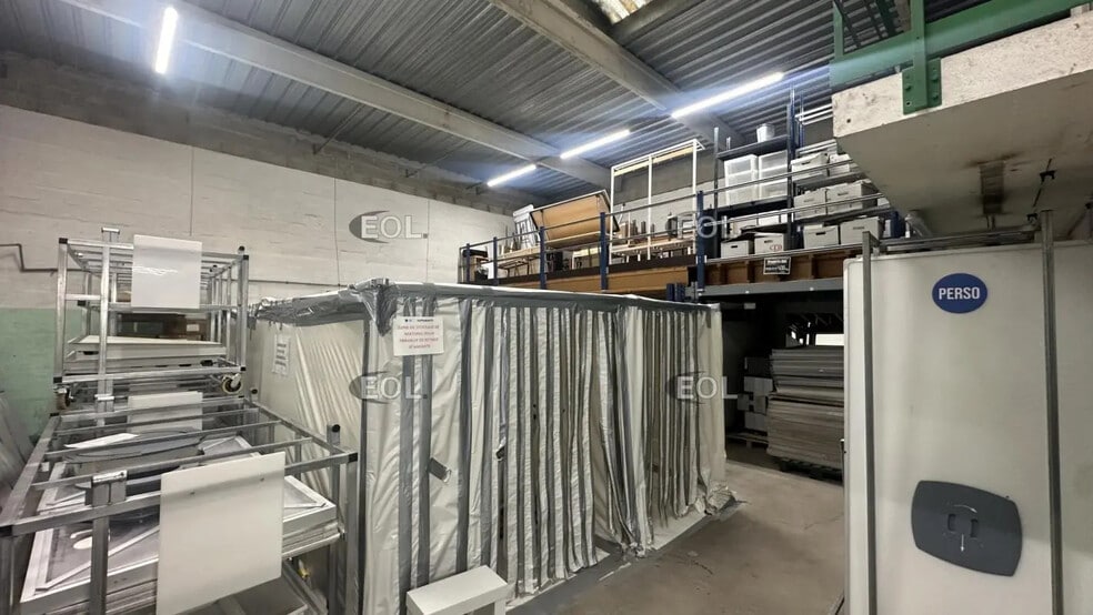 Local d'activités dans Roissy-en-Brie à vendre - Photo de l’immeuble – Image 1 sur 4