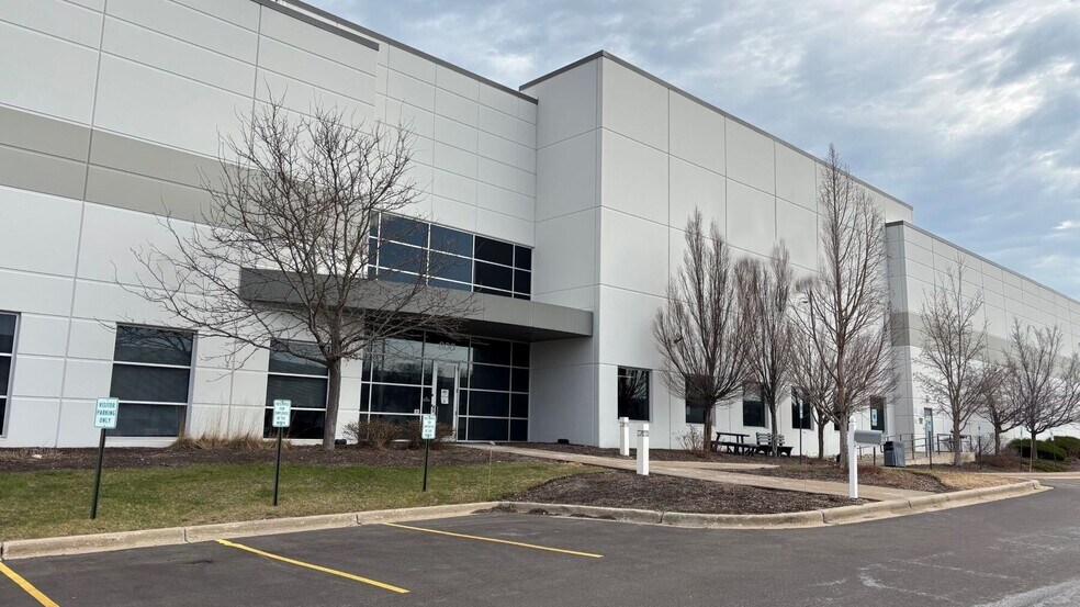 800 Bilter Rd, Aurora, IL à louer - Photo de l’immeuble – Image 1 sur 1