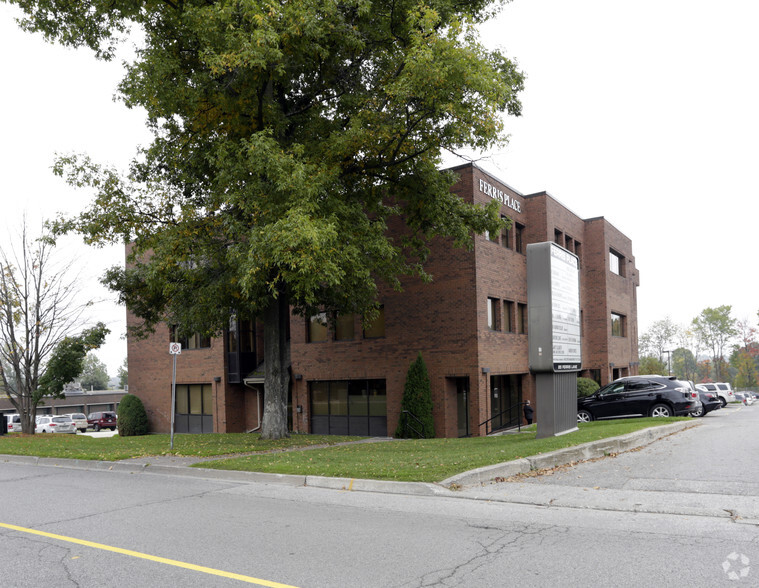 85 Ferris Ln, Barrie, ON à louer - Photo de l’immeuble – Image 2 sur 2