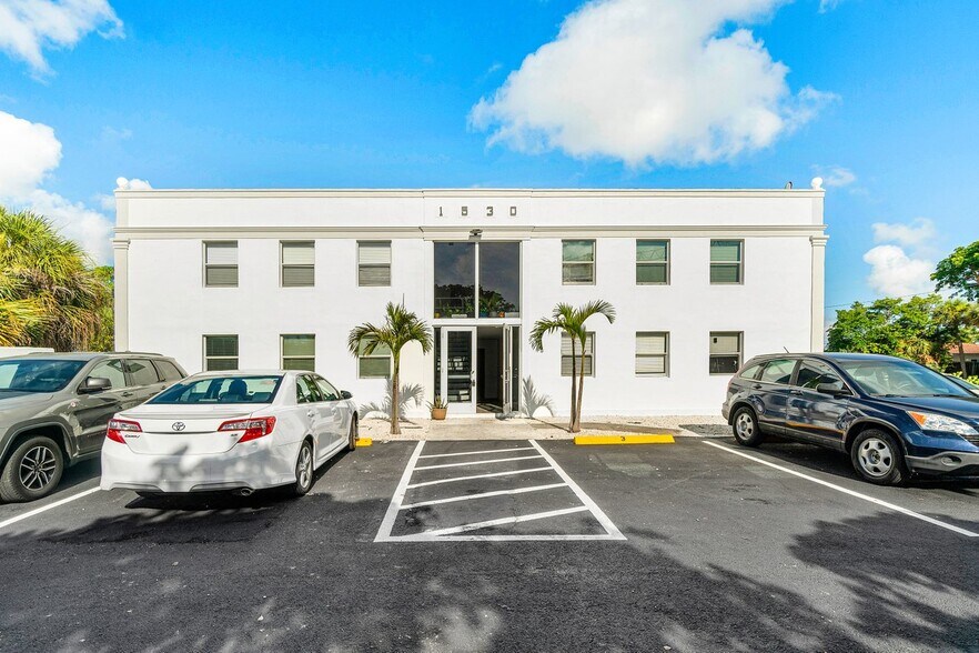 1530 Crescent Cir, West Palm Beach, FL à vendre - Photo de l’immeuble – Image 1 sur 46