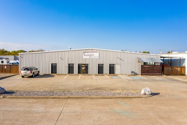 Plus de détails pour 1210 Metro Park Blvd, Lewisville, TX - Industriel/Logistique à vendre