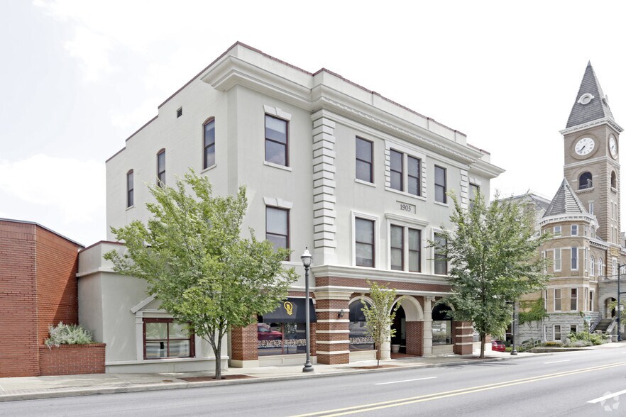 2 N College Ave, Fayetteville, AR à louer - Photo de l’immeuble – Image 1 sur 17