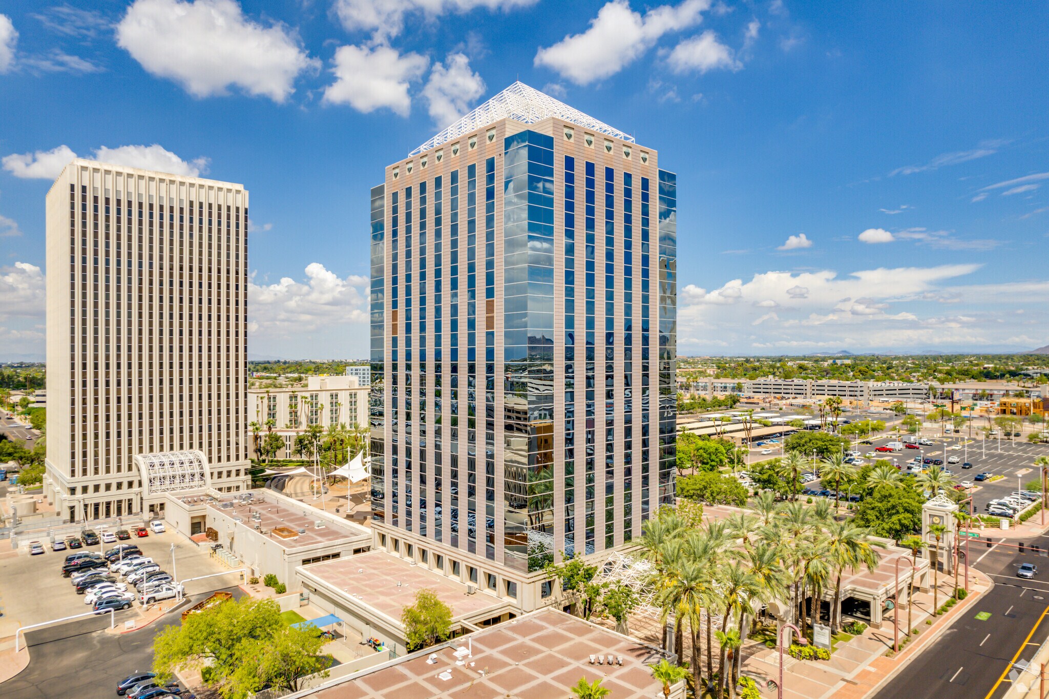 3800 N Central Ave, Phoenix, AZ à louer Photo de l’immeuble– Image 1 sur 12