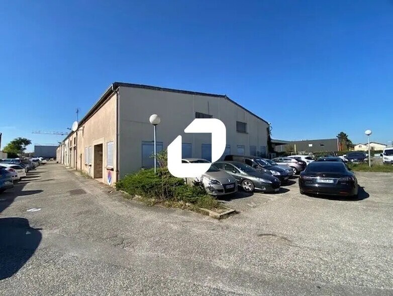 Local d’activités dans Décines-Charpieu à louer - Photo de l’immeuble – Image 1 sur 9