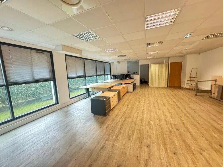 Bureau dans Gémenos à louer - Photo de l’immeuble – Image 2 sur 7