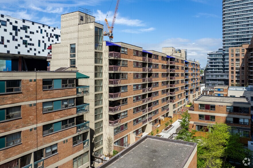 89-105 Mccaul St, Toronto, ON à vendre - Photo de l’immeuble – Image 2 sur 5