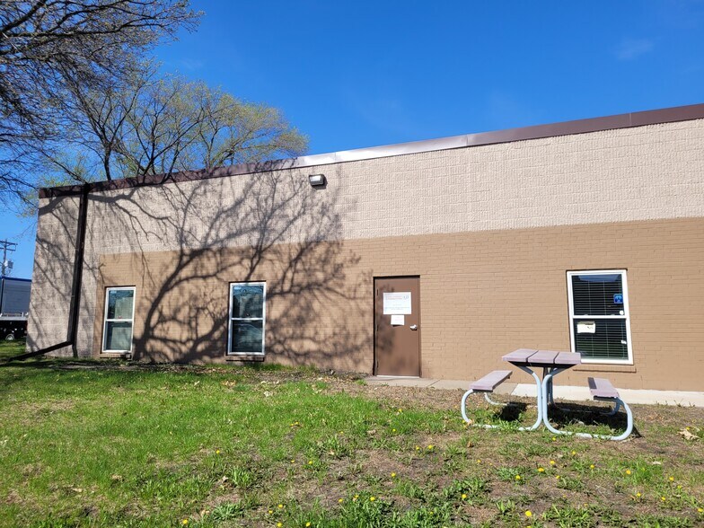 7830 Main St NE, Fridley, MN à louer - Photo de l’immeuble – Image 2 sur 12