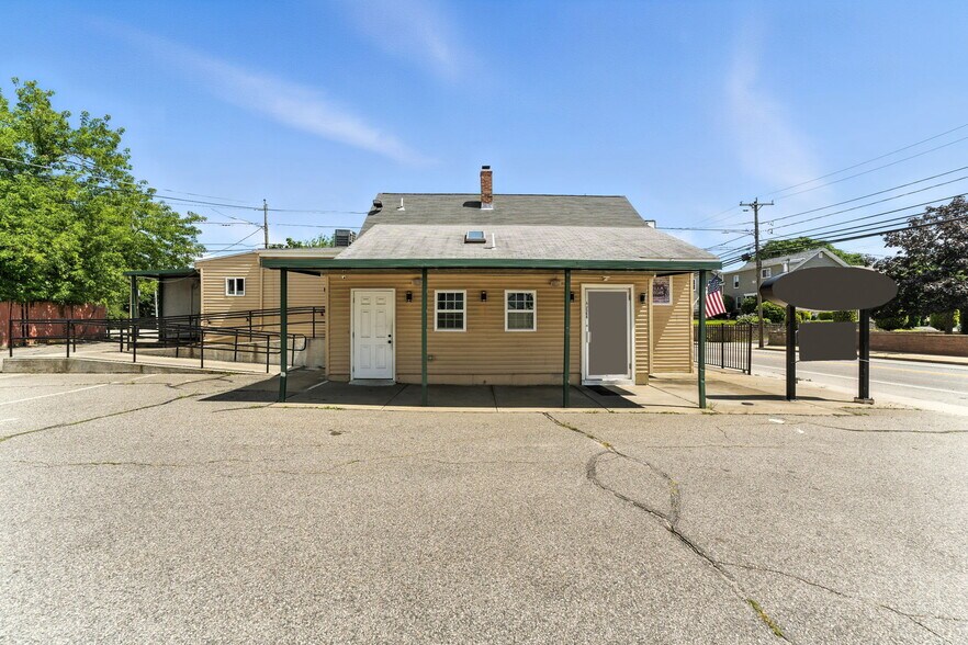 568 Providence St, West Warwick, RI à vendre - Photo de l’immeuble – Image 3 sur 31