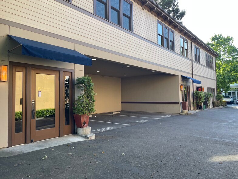 402 Railroad Ave, Danville, CA à louer - Photo de l’immeuble – Image 3 sur 26