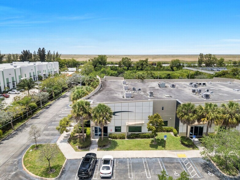 3900 NW 126th Ave, Coral Springs, FL à louer - Photo de l’immeuble – Image 2 sur 19