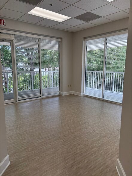 2100 Alafaya Trl, Oviedo, FL à louer - Hall d’entrée – Image 2 sur 10