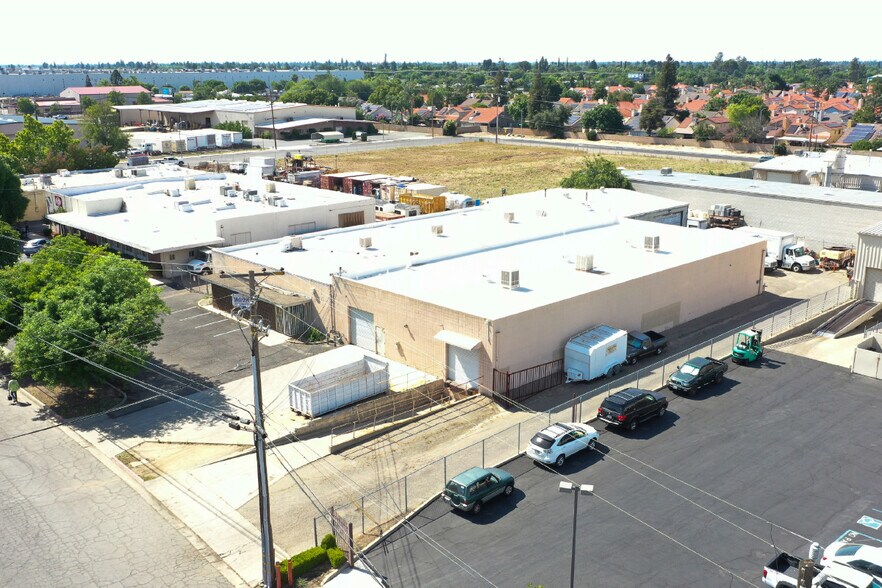 5671 E Fountain Way, Fresno, CA à louer - Photo de l’immeuble – Image 1 sur 6