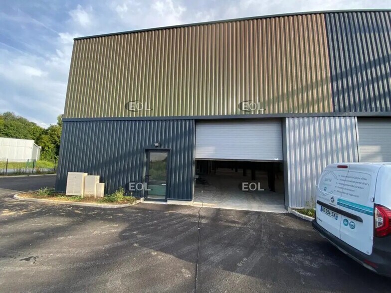 Local d’activités dans Saint-Germain-Laxis à louer - Photo de l’immeuble – Image 1 sur 9