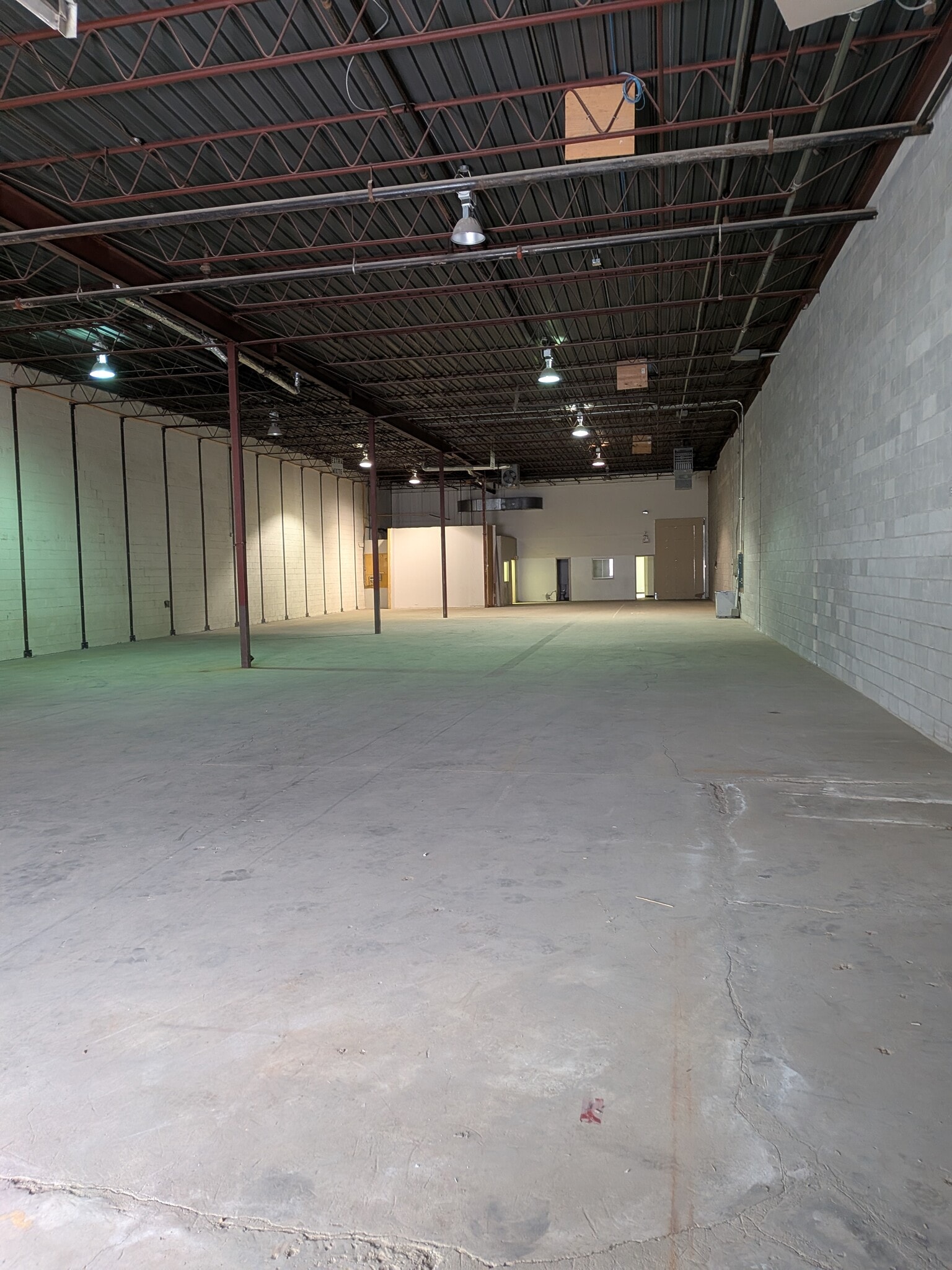 5754-5800 Av Royalmount, Mont-Royal, QC à louer Photo intérieure– Image 1 sur 2