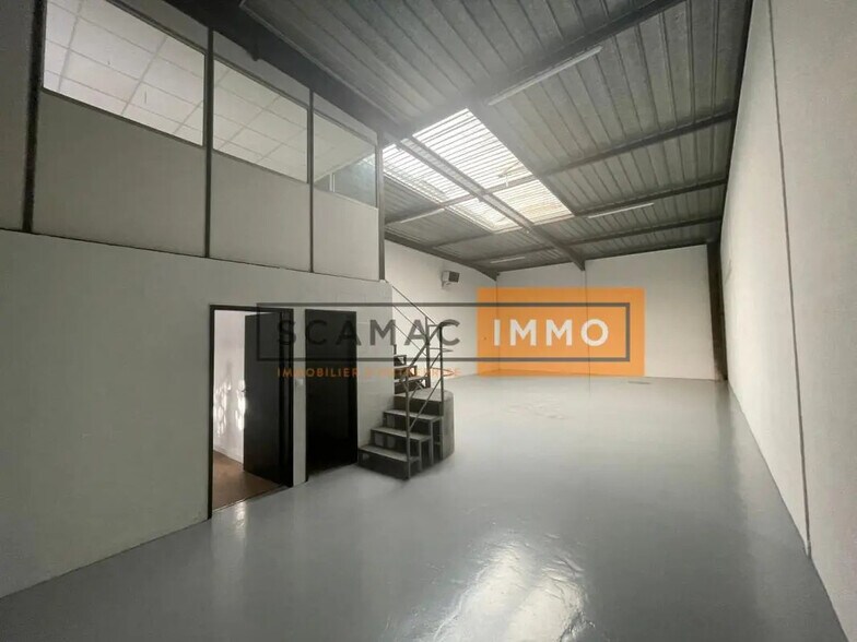 Bureau dans  à louer - Photo de l’immeuble – Image 2 sur 4