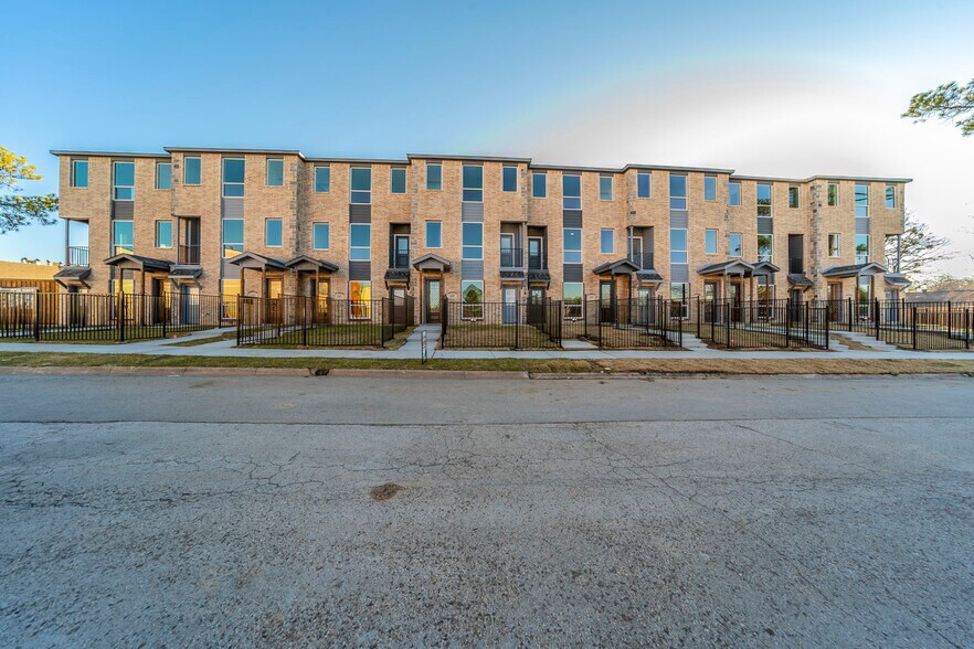 1601 Mignon Dr, Arlington, TX à vendre - Photo de l’immeuble – Image 1 sur 23