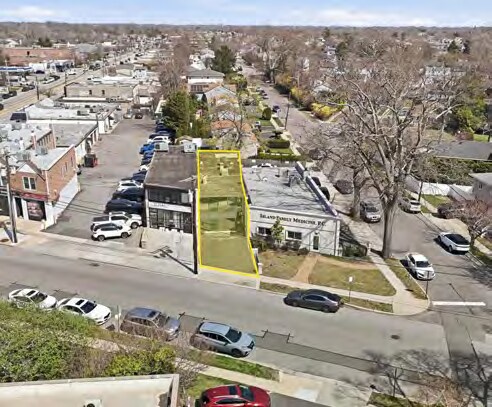 18 Unqua Rd, Massapequa, NY à vendre - Photo de l’immeuble – Image 2 sur 34