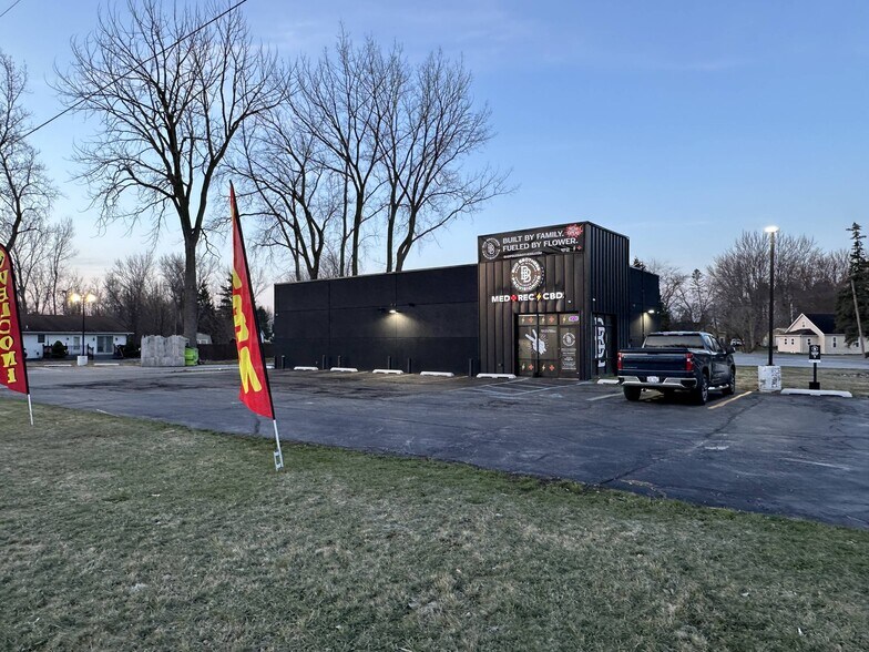 3392 S Huron Rd, Bay City, MI à vendre - Photo de l’immeuble – Image 2 sur 18
