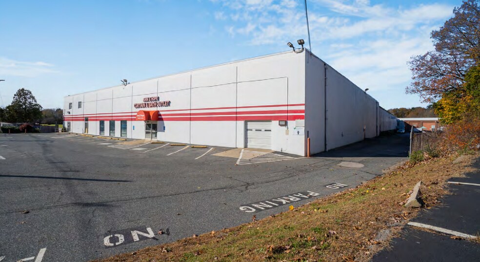 725 Main St, Millis-Clicquot, MA à louer - Photo de l’immeuble – Image 2 sur 8