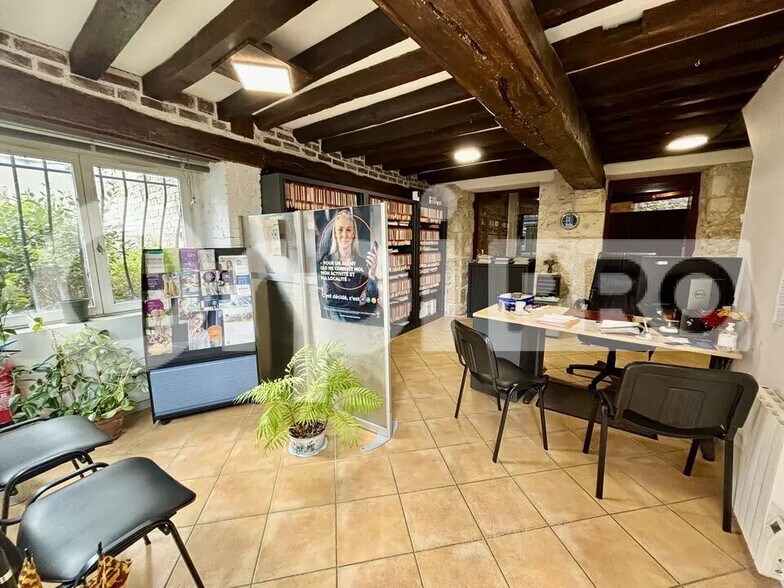 Local commercial dans Compiègne à louer - Photo de l’immeuble – Image 1 sur 4