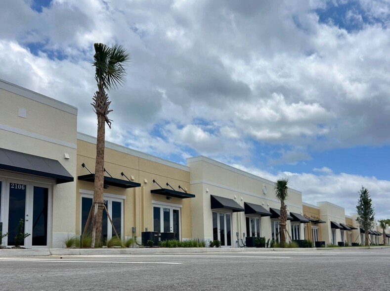 205 Coastal Ln, West Melbourne, FL à louer - Photo de l’immeuble – Image 1 sur 9
