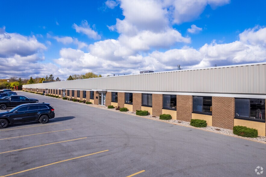 3725 N 126th St, Brookfield, WI à louer - Photo de l’immeuble – Image 2 sur 6