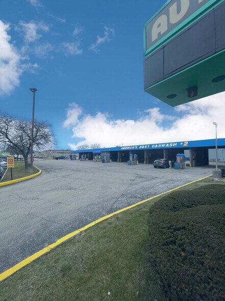 2000 S Elmhurst Rd, Mount Prospect, IL à louer - Photo de l’immeuble – Image 3 sur 6