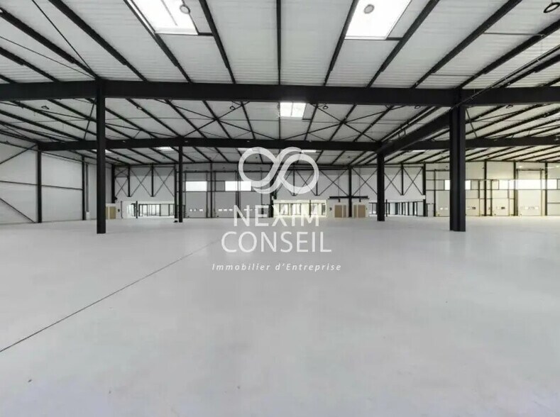 51 Rue Du Commandant Rolland, Le Bourget à louer - Photo de l’immeuble – Image 1 sur 6