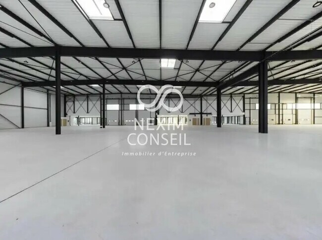 Plus de détails pour 51 Rue Du Commandant Rolland, Le Bourget - Bureau, Local d'activités à louer