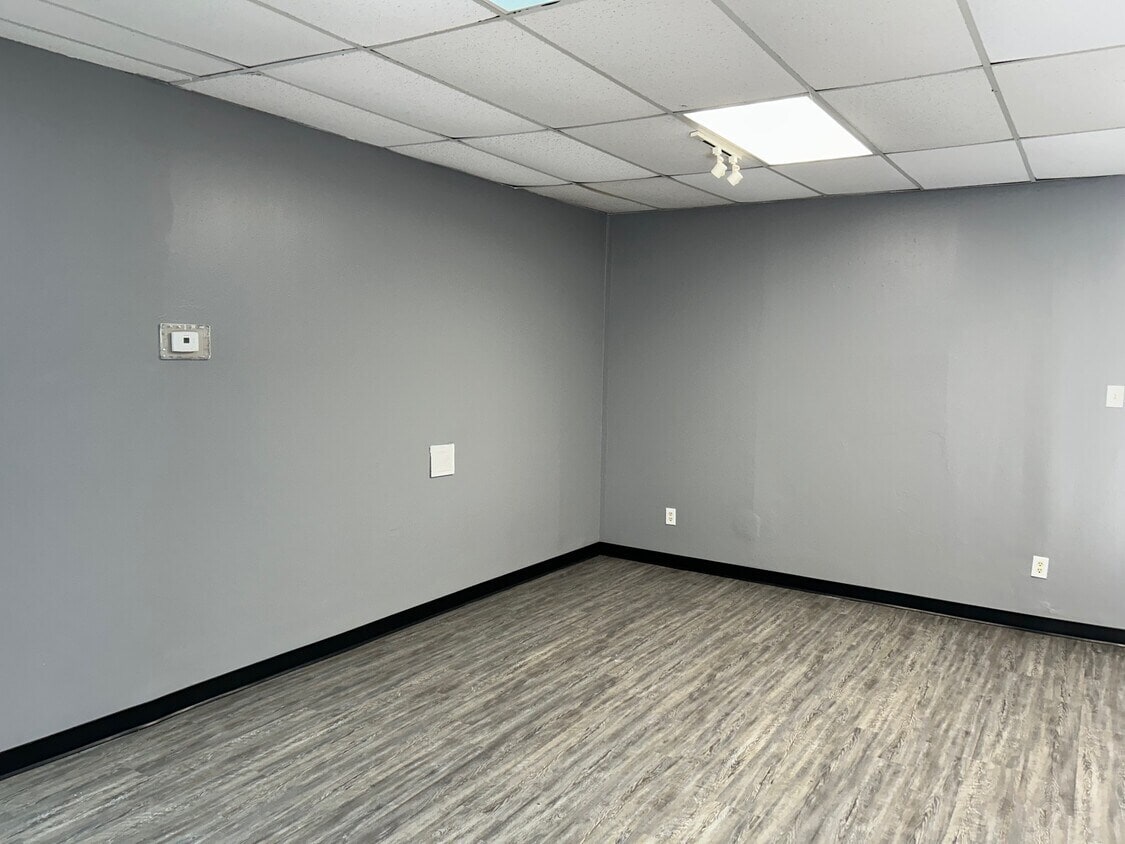 7920 Elmbrook Dr, Dallas, TX à louer Photo intérieure– Image 1 sur 2