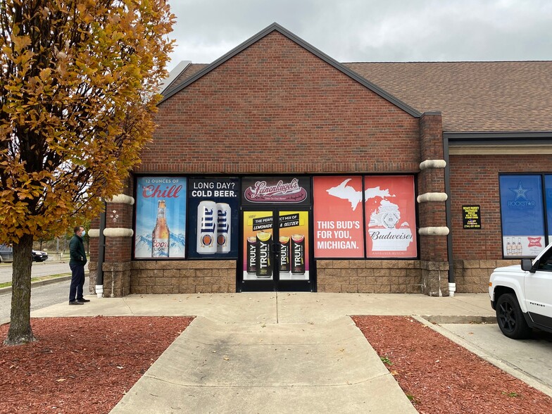 40200 Michigan Ave, Canton, MI à louer - Photo de l’immeuble – Image 3 sur 17