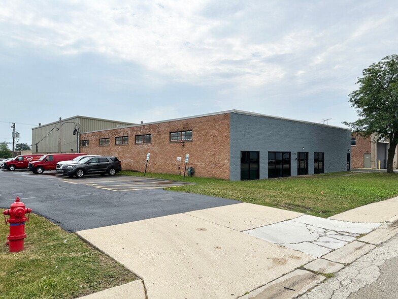 2375 American Ln, Elk Grove Village, IL à louer - Photo de l’immeuble – Image 2 sur 9
