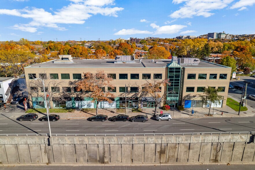 6525-6529 Décarie Boul, Montréal, QC à louer - Photo de l’immeuble – Image 2 sur 15
