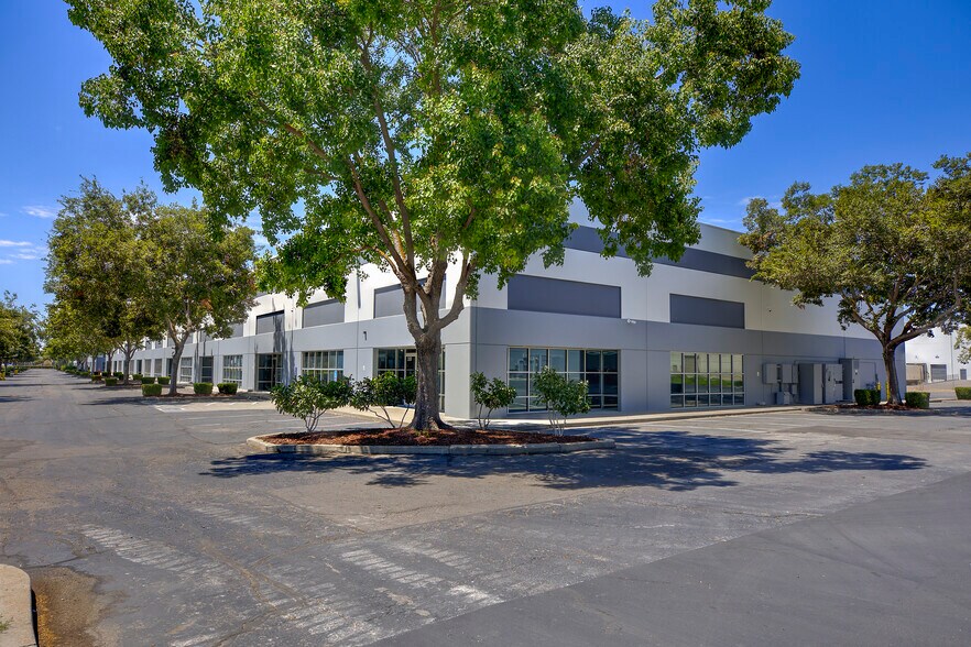 2109 Arch-Airport Rd, Stockton, CA à louer - Photo de l’immeuble – Image 2 sur 4