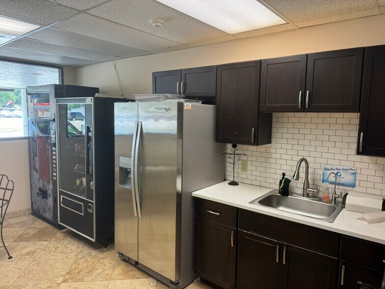 564 N Semoran Blvd, Orlando, FL à vendre - Photo de l’immeuble – Image 3 sur 5