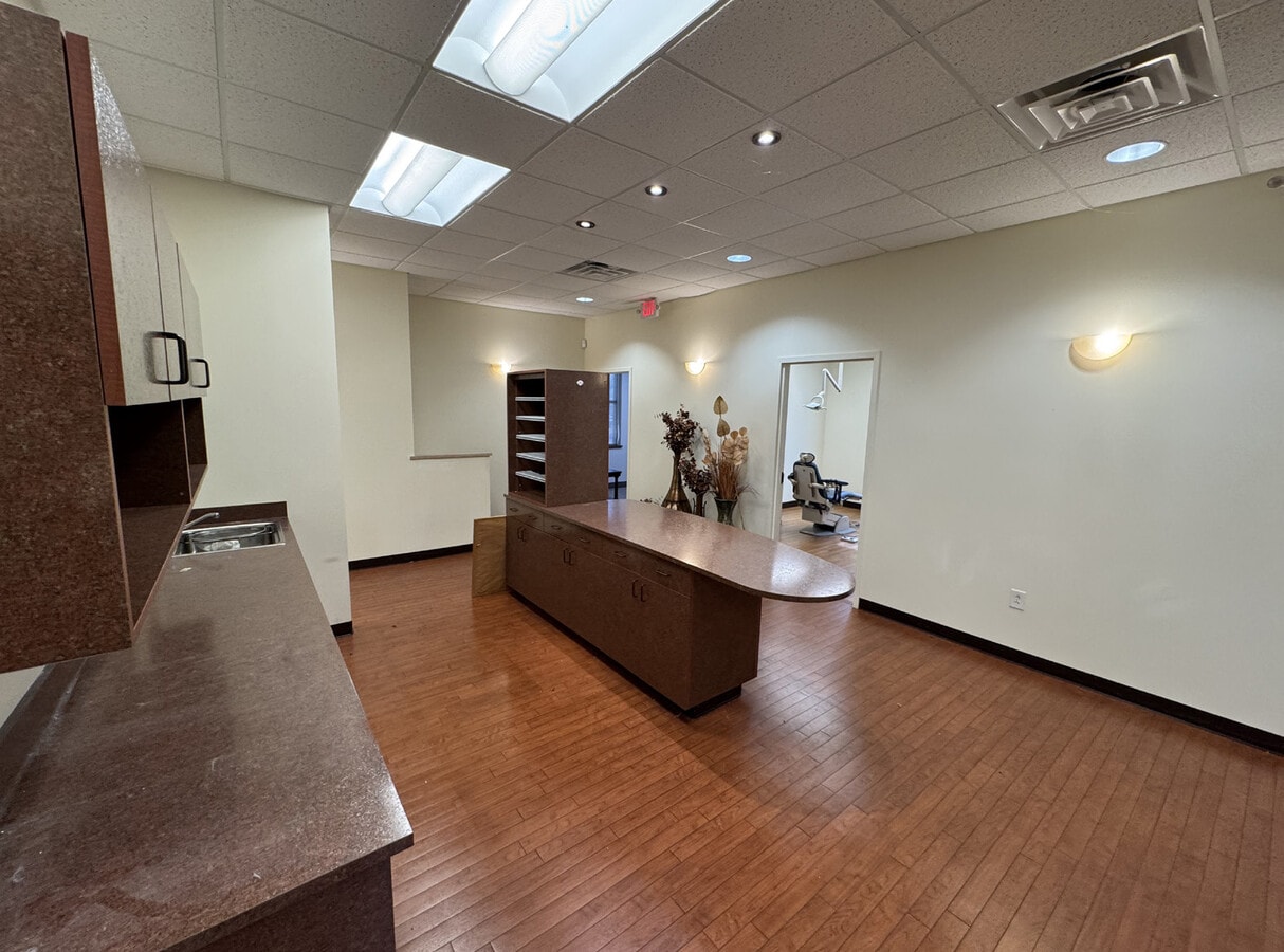 662 Veterans Pky, Clayton, NC 27520 - Lot 100 -  - Photo intérieure - Image 2 of 5